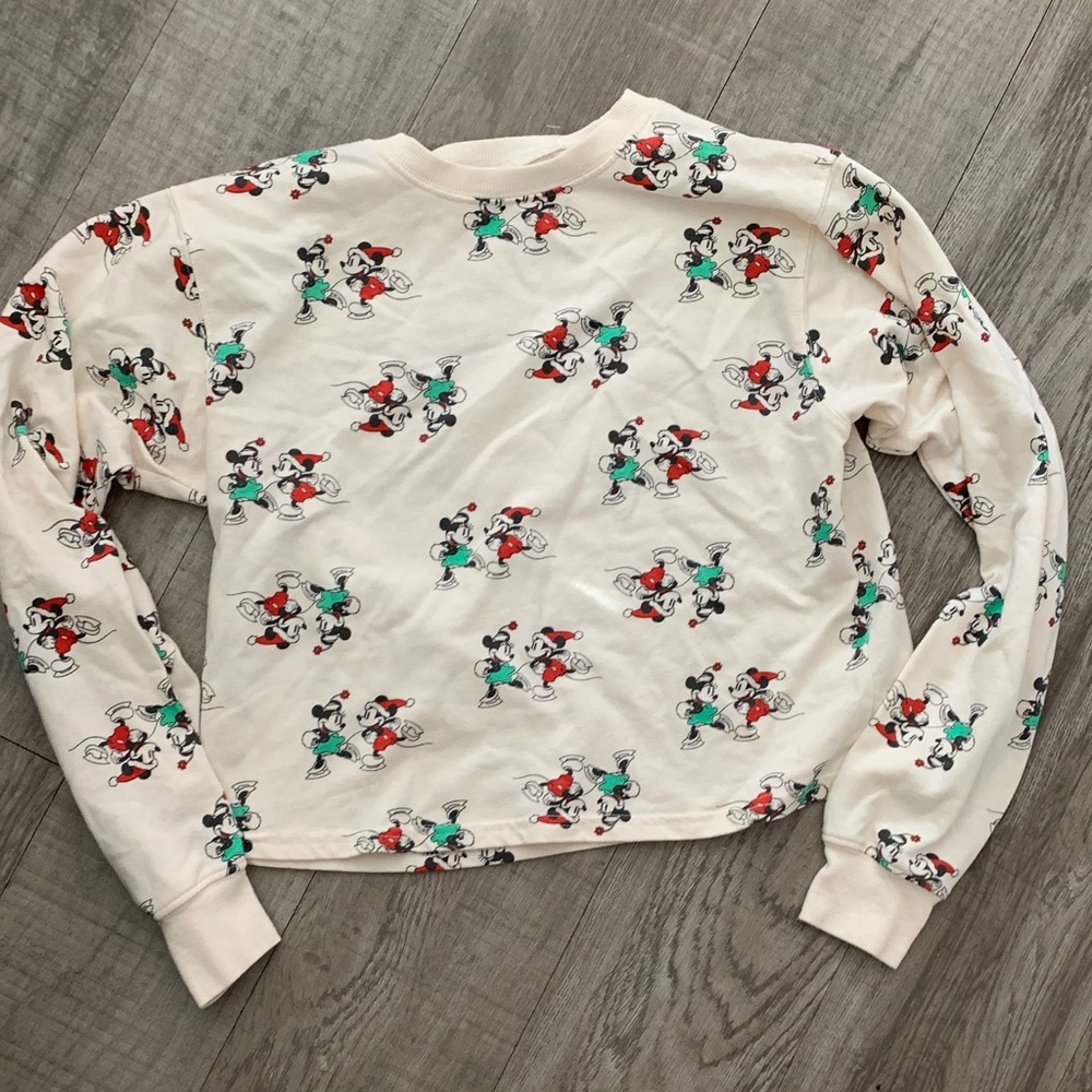 Disney Womens M Mickey and Minnie Christmas sweatshirt style long-sleeve shirt